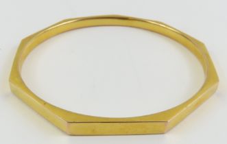 An early 20th century 9ct gold facetted bangle, 6.