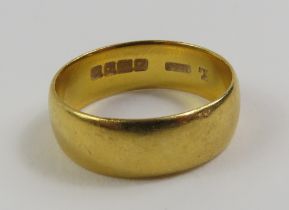 A 22ct gold wedding band, finger size M centre, 5.