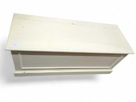 A cream painted storage bench, with lift up lid, 5