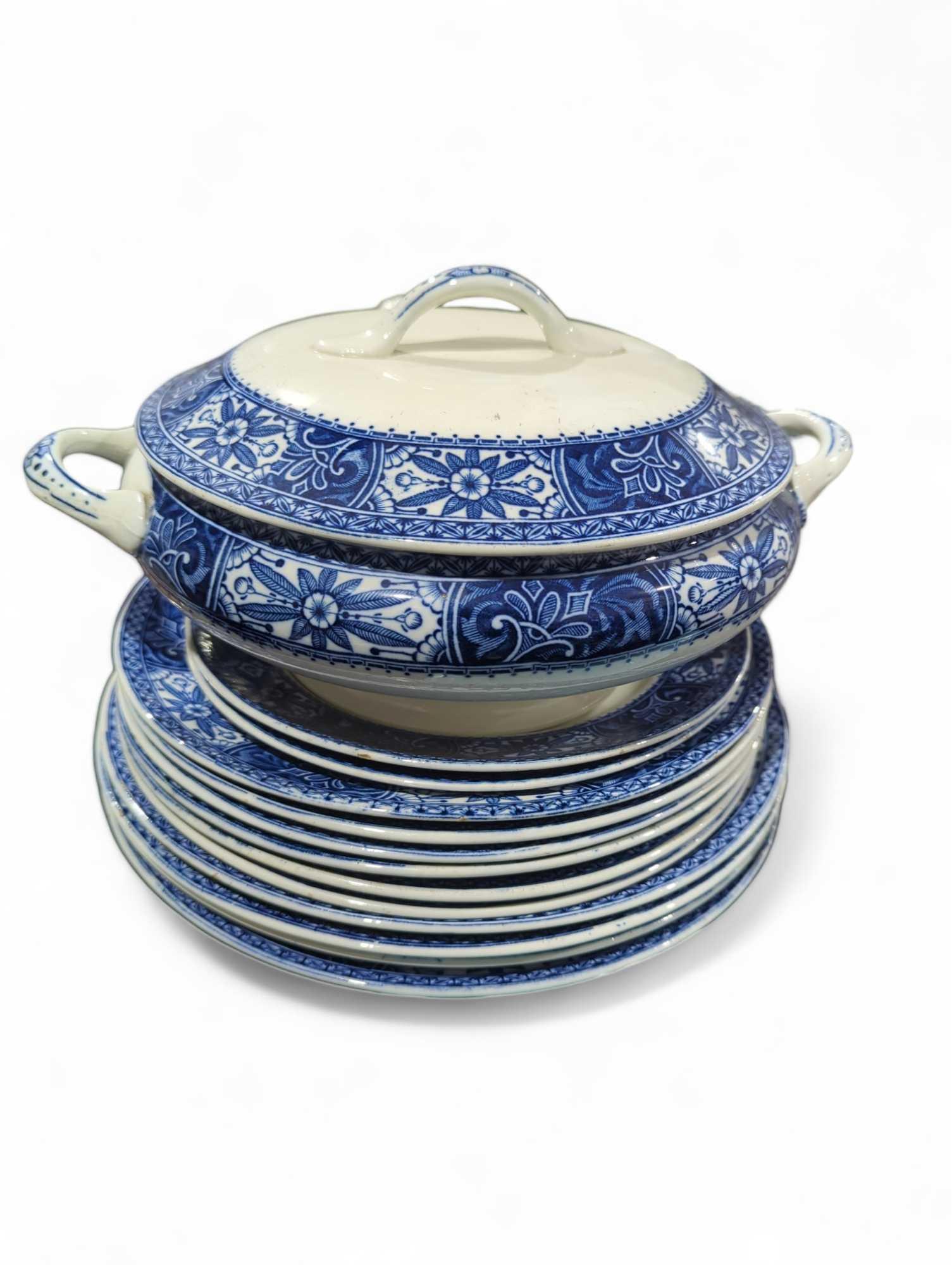 A collection of vintage ceramics, to include a blu - Image 6 of 9