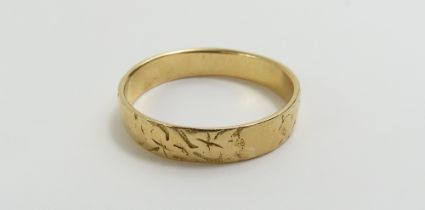 A partially patterned 18ct gold wedding band, fing