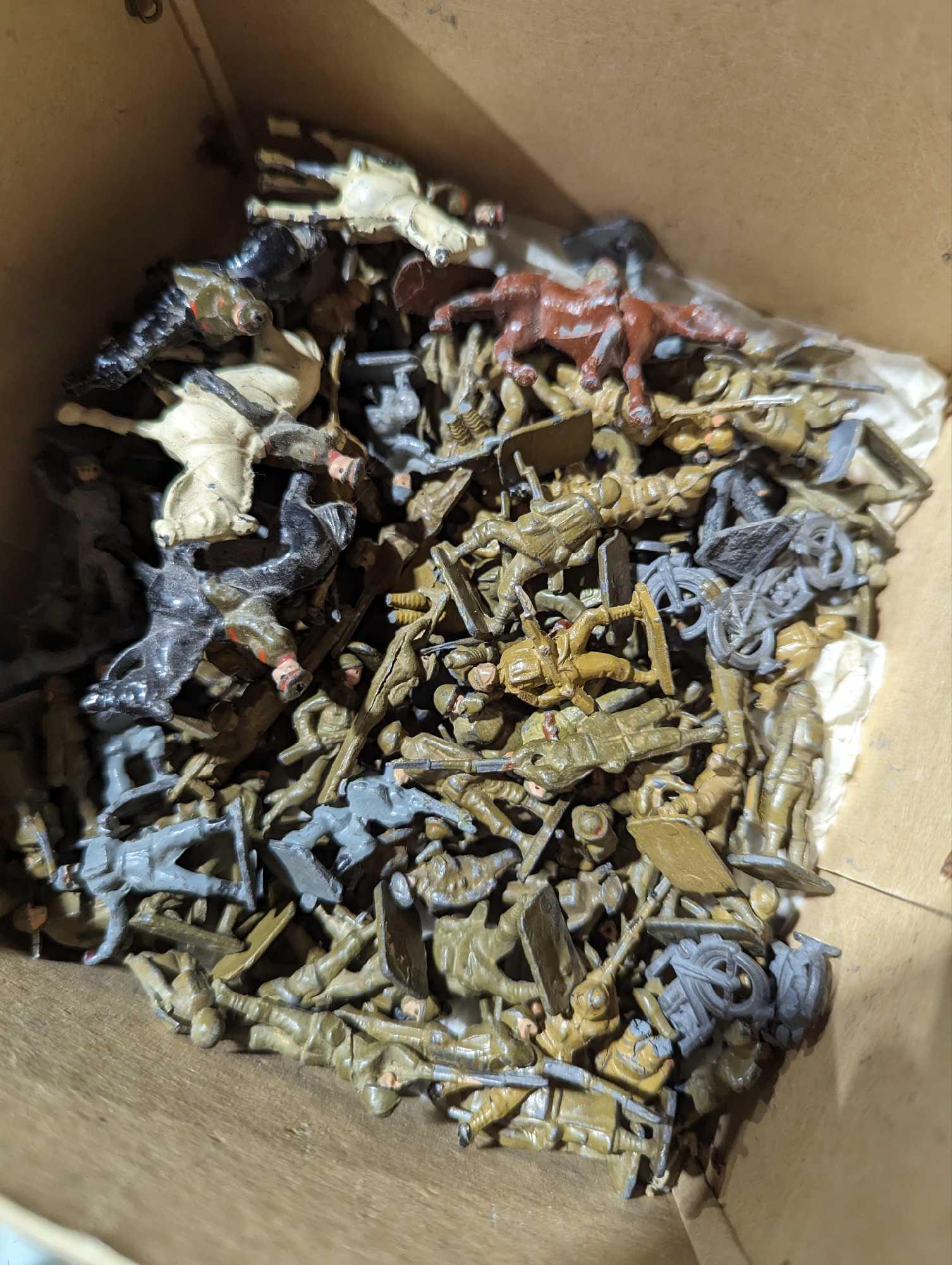 A quantity of 25mm painted diecast WWI figures, Ge - Image 4 of 4