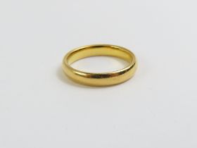 A 22ct gold wedding band, finger size L, 4.3g gros