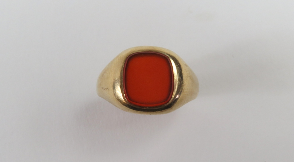 A 9ct gold signet ring, set with a square cut carn - Image 2 of 5