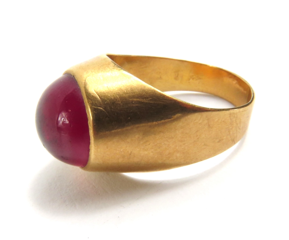 A signet ring set with a round synthetic ruby cabochon - Image 5 of 5