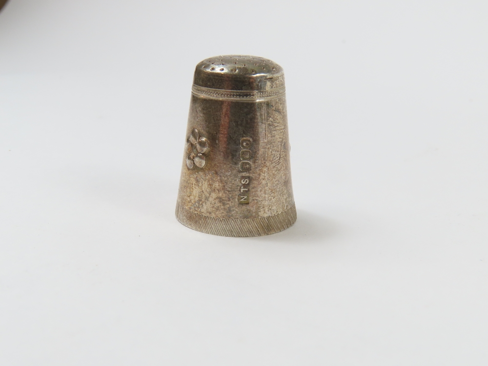 A collection of twenty silver thimbles of various - Image 5 of 7