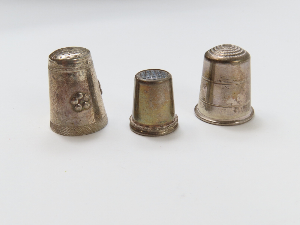 A collection of twenty silver thimbles of various - Image 4 of 7