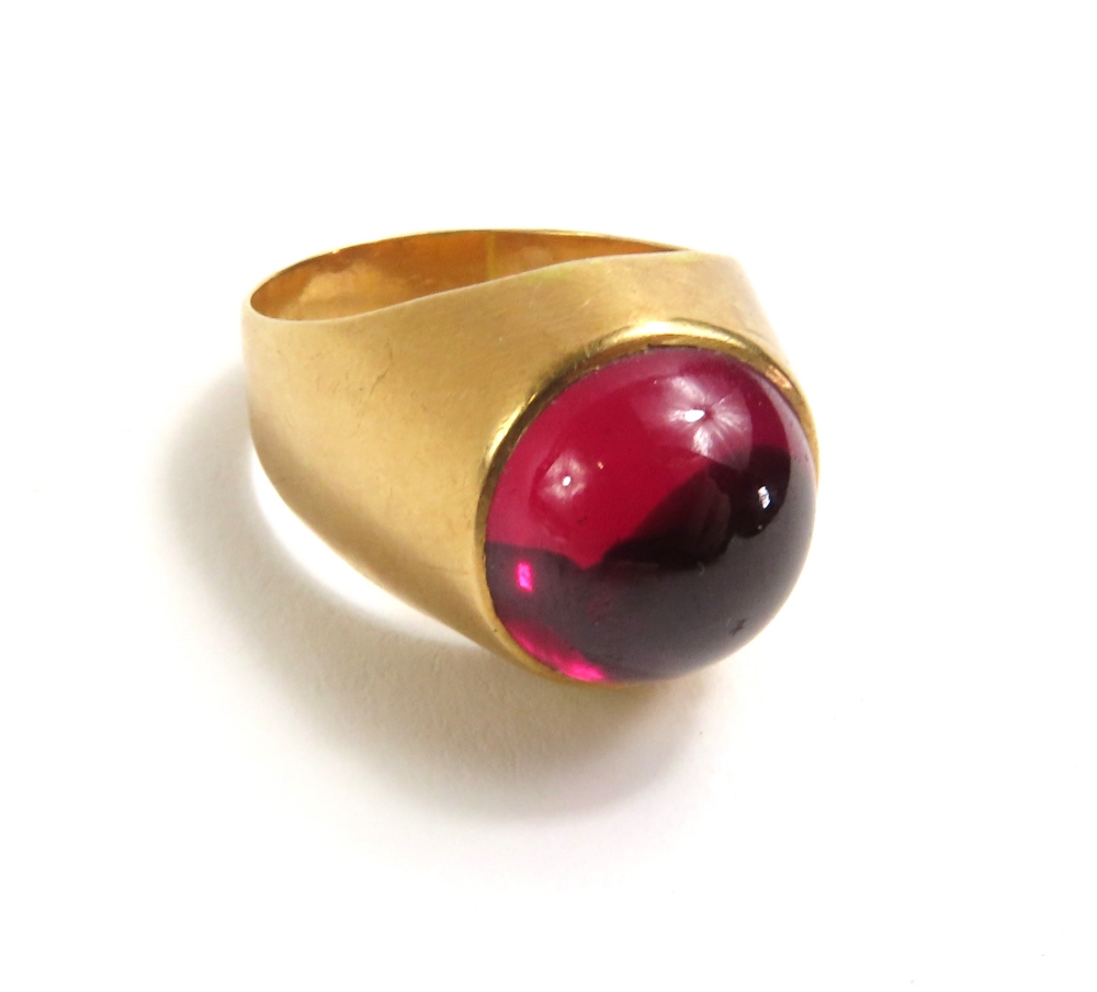 A signet ring set with a round synthetic ruby cabochon - Image 3 of 5