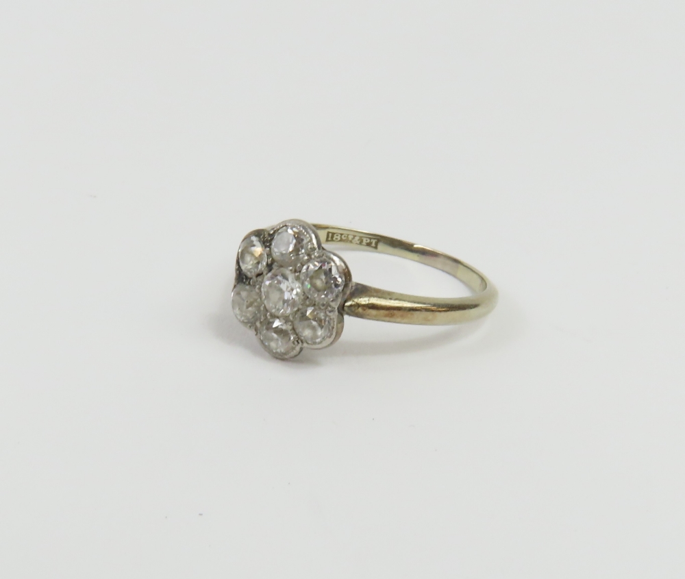 An Edwardian old cut diamond daisy cluster ring, t - Image 2 of 7