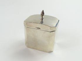 A silver tea caddy with hinged lid, made by Synyer & Bed