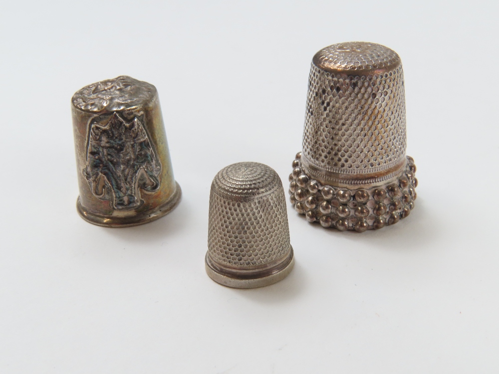 A collection of twenty silver thimbles of various - Image 6 of 7