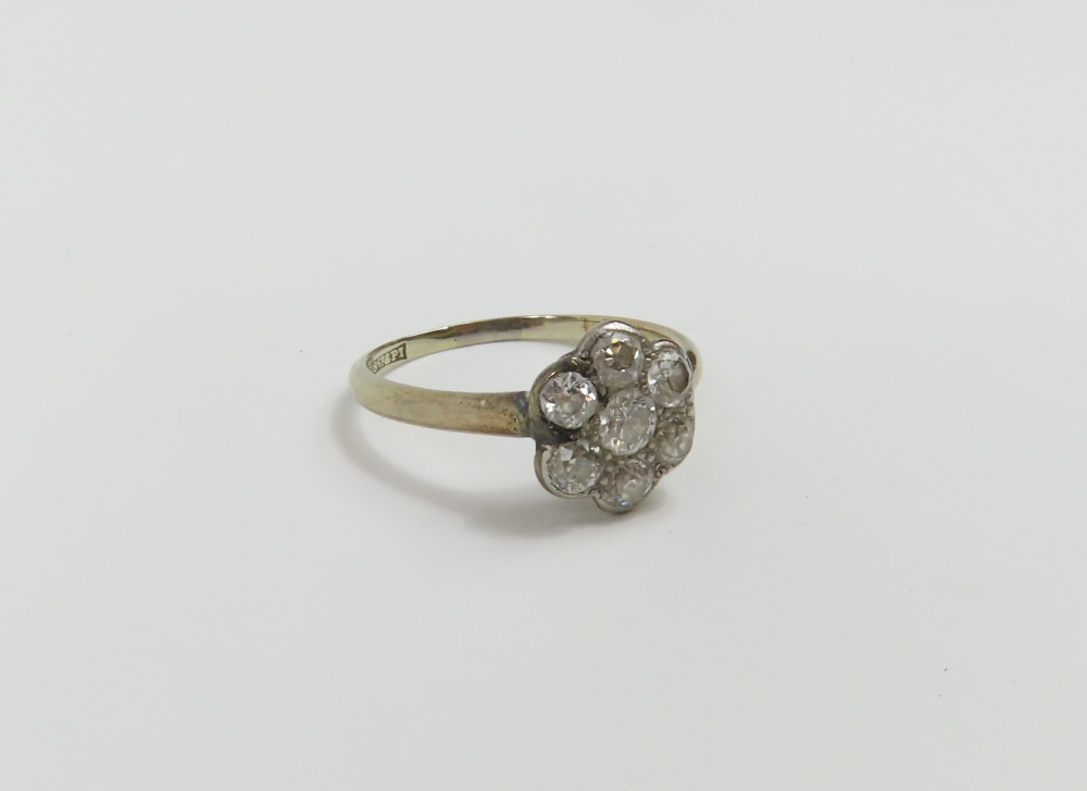 An Edwardian old cut diamond daisy cluster ring, t - Image 3 of 7