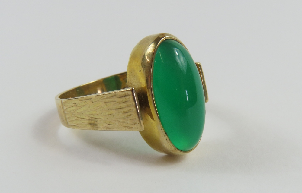 A ring set with an elongated oval cabochon cut gre - Image 4 of 6