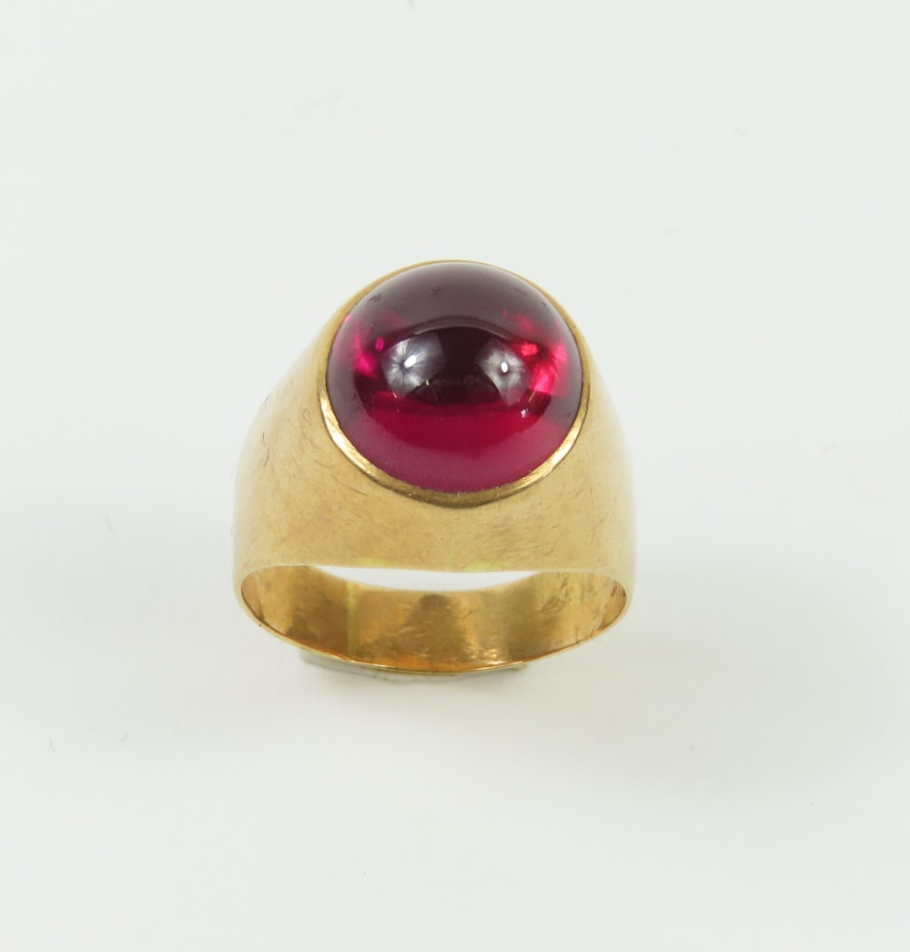 A signet ring set with a round synthetic ruby cabochon - Image 2 of 5