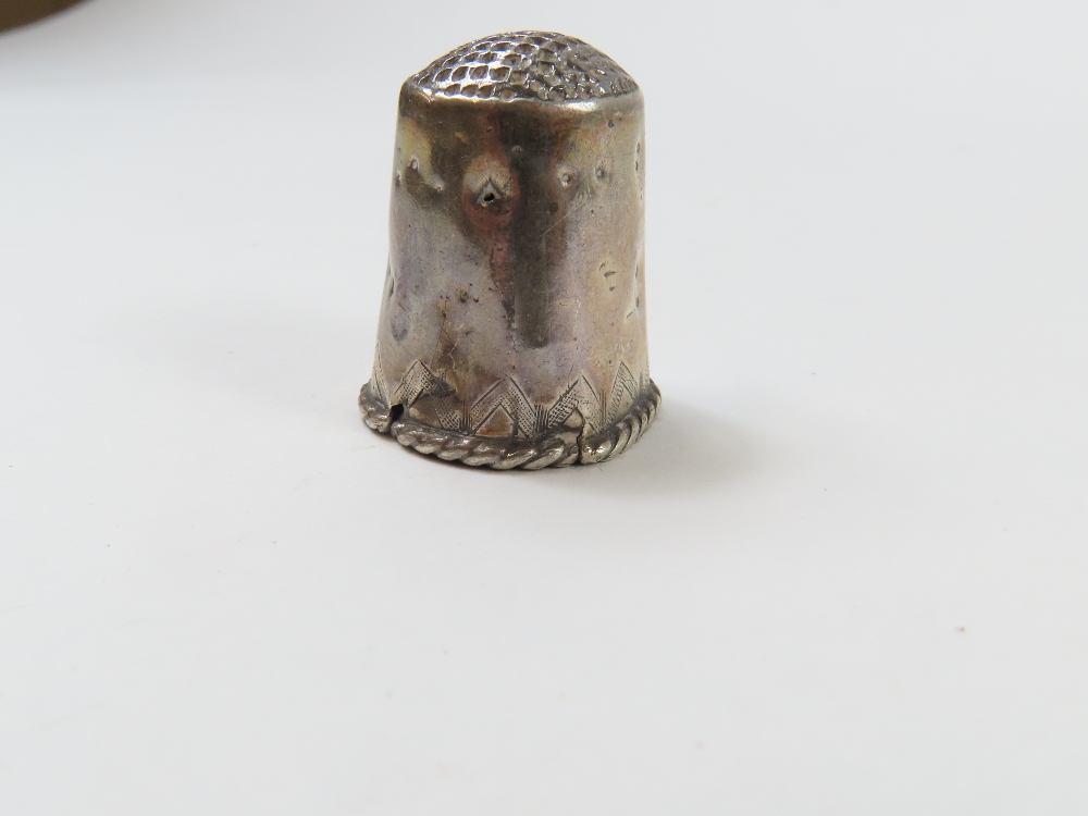 A collection of twenty silver thimbles of various - Image 7 of 7