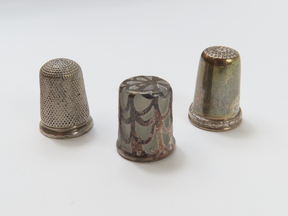 A collection of twenty silver thimbles of various - Image 3 of 7