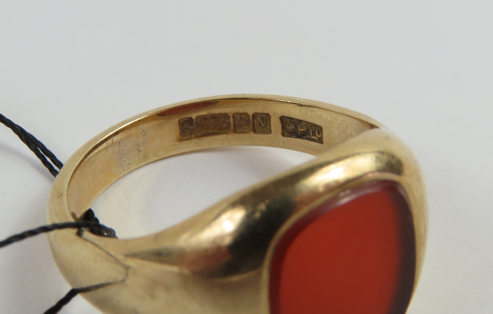 A 9ct gold signet ring, set with a square cut carn - Image 4 of 5