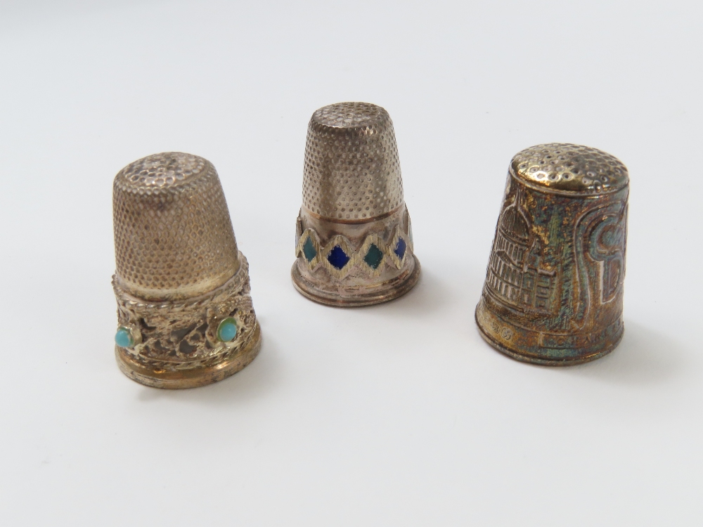 A collection of twenty silver thimbles of various - Image 2 of 7