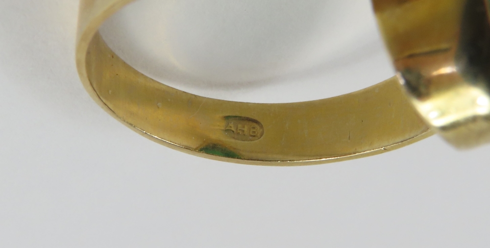 A ring set with an elongated oval cabochon cut gre - Image 3 of 6