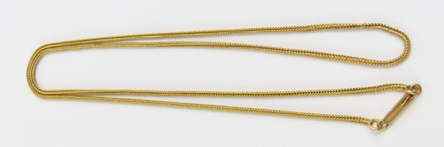 A squared fish tail link chain, with patterned bar