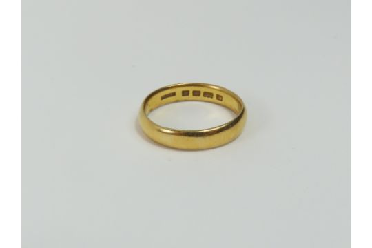 A 22ct gold plain wedding band, finger size T cent - Image 1 of 3