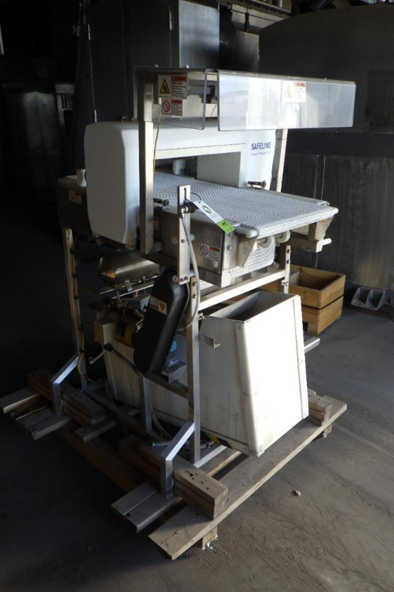 Safeline metal detector with conveyor - Image 4 of 16