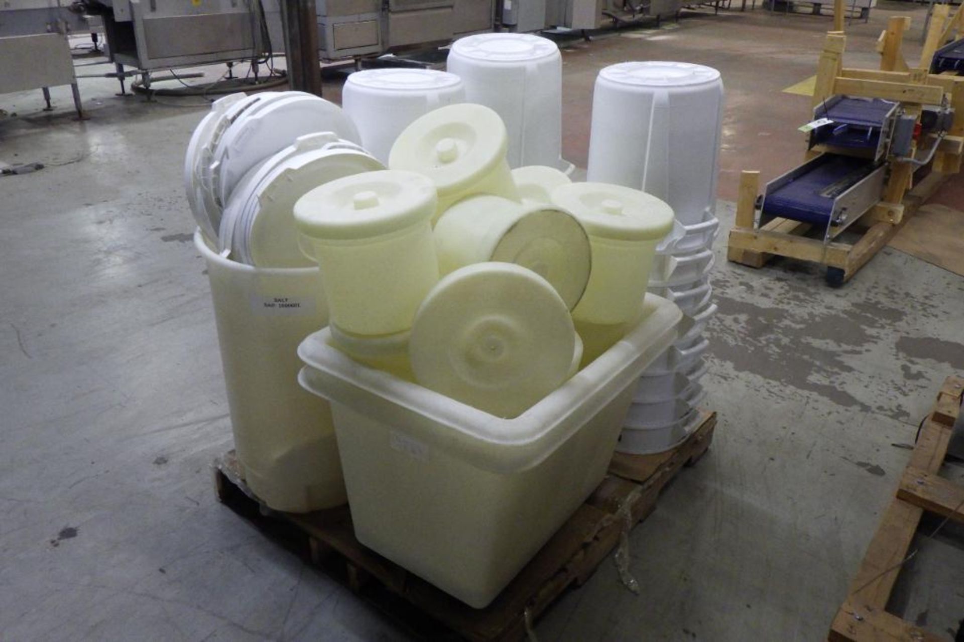 Pallet of white Rubbermaid trash bins with lids - Image 3 of 6