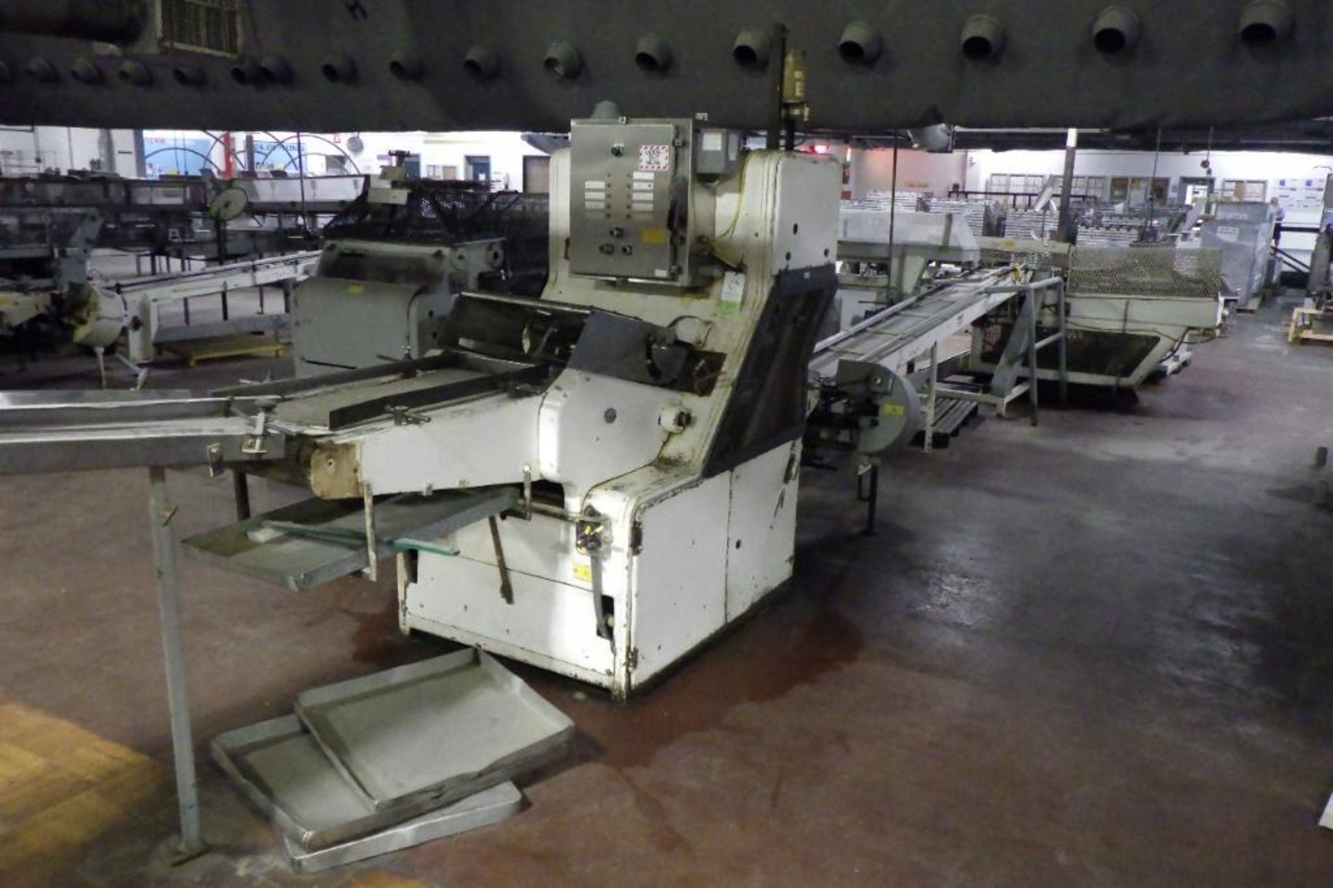 Bread loaf slicing and packing line