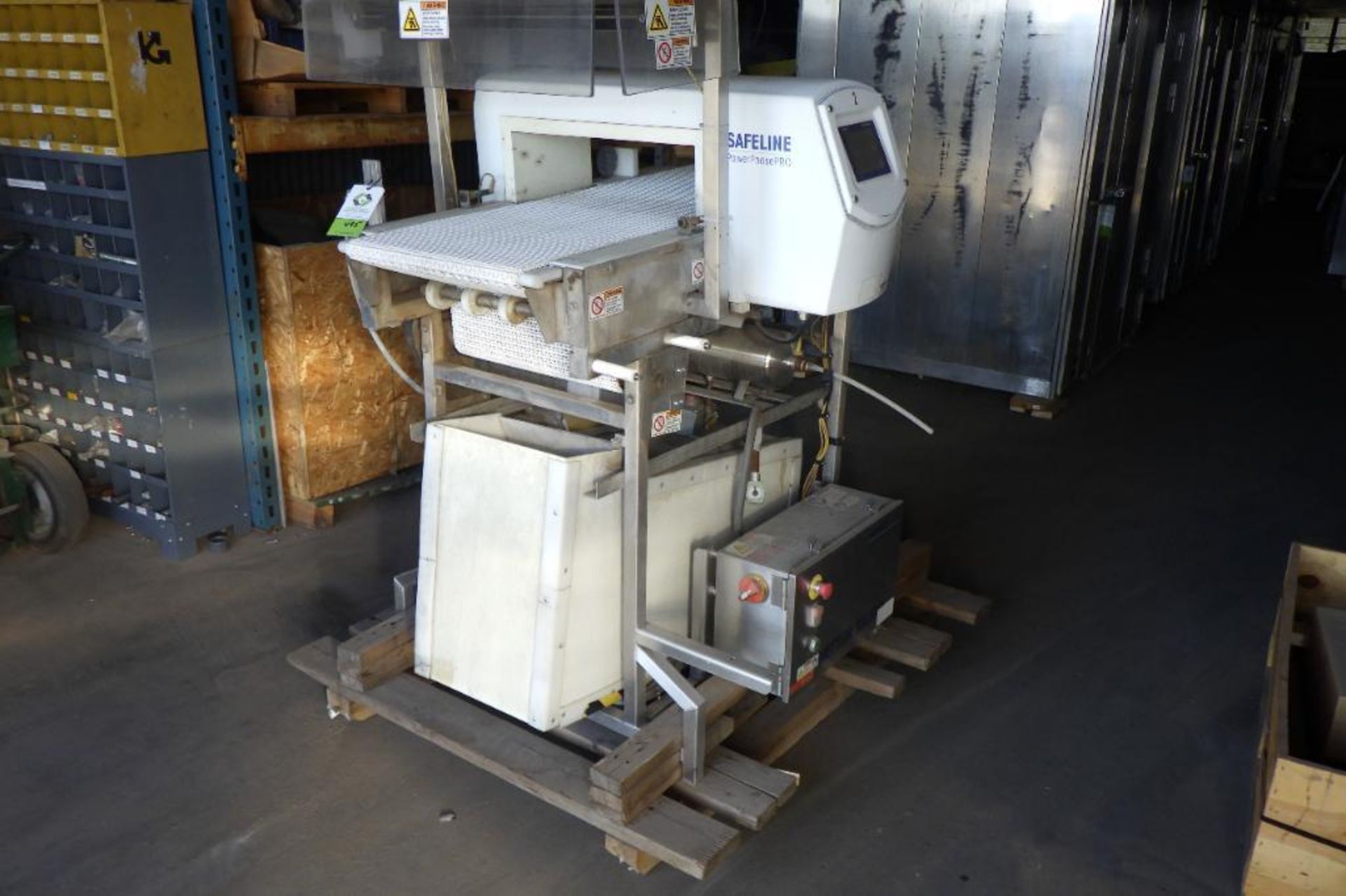 Safeline metal detector with conveyor