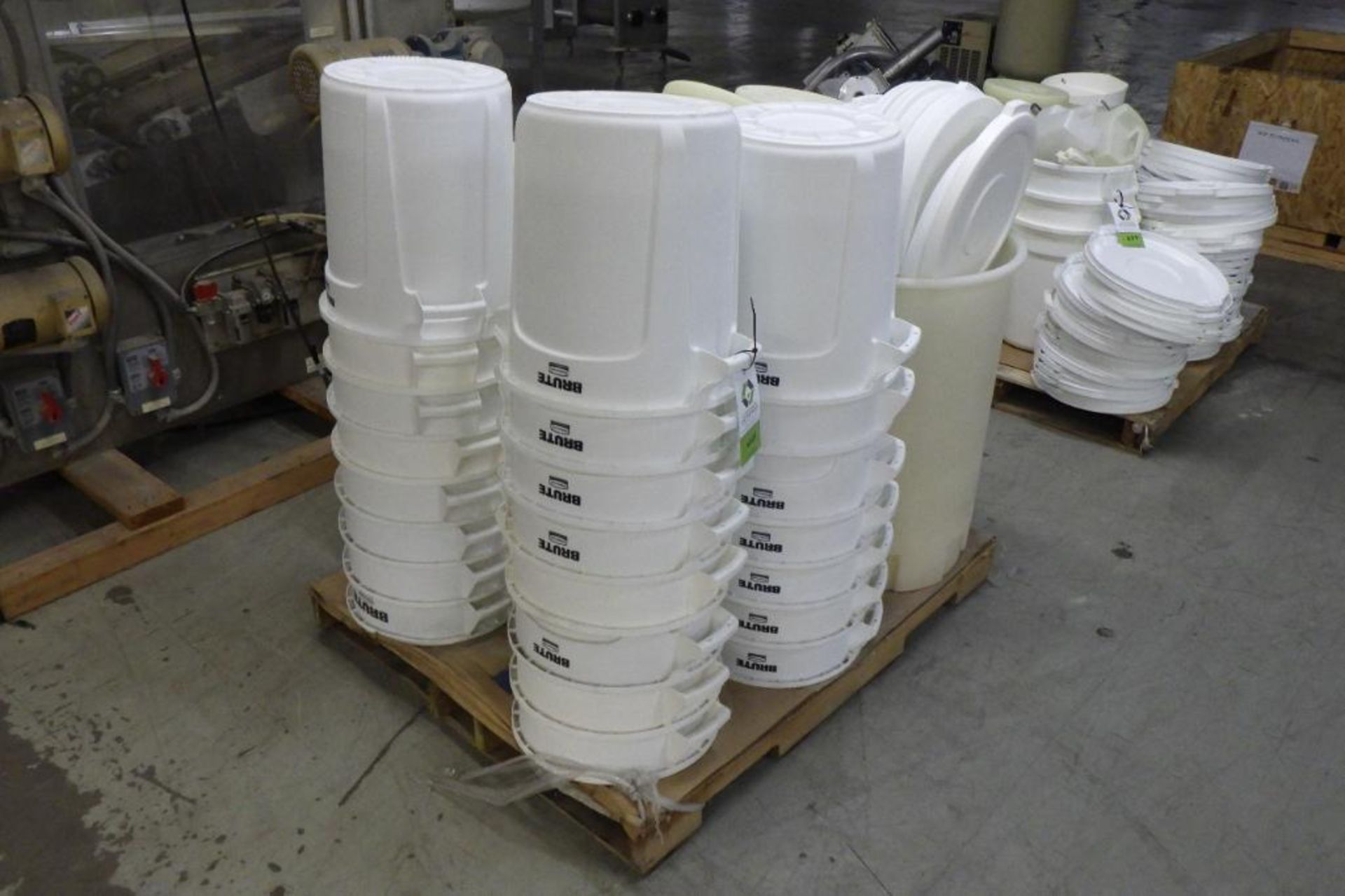 Pallet of white Rubbermaid trash bins with lids - Image 2 of 6