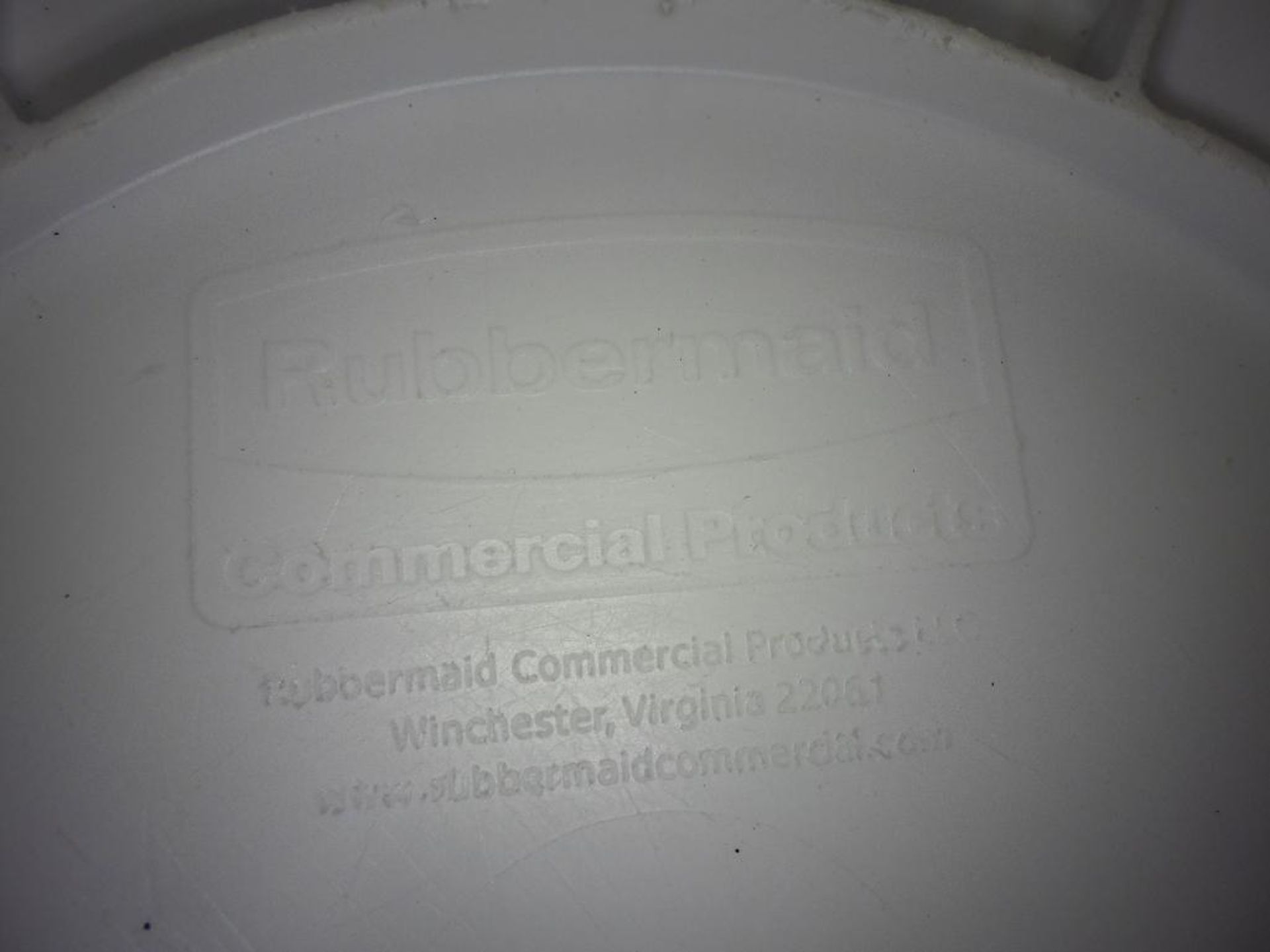 Pallet of white Rubbermaid trash bins with lids - Image 4 of 6