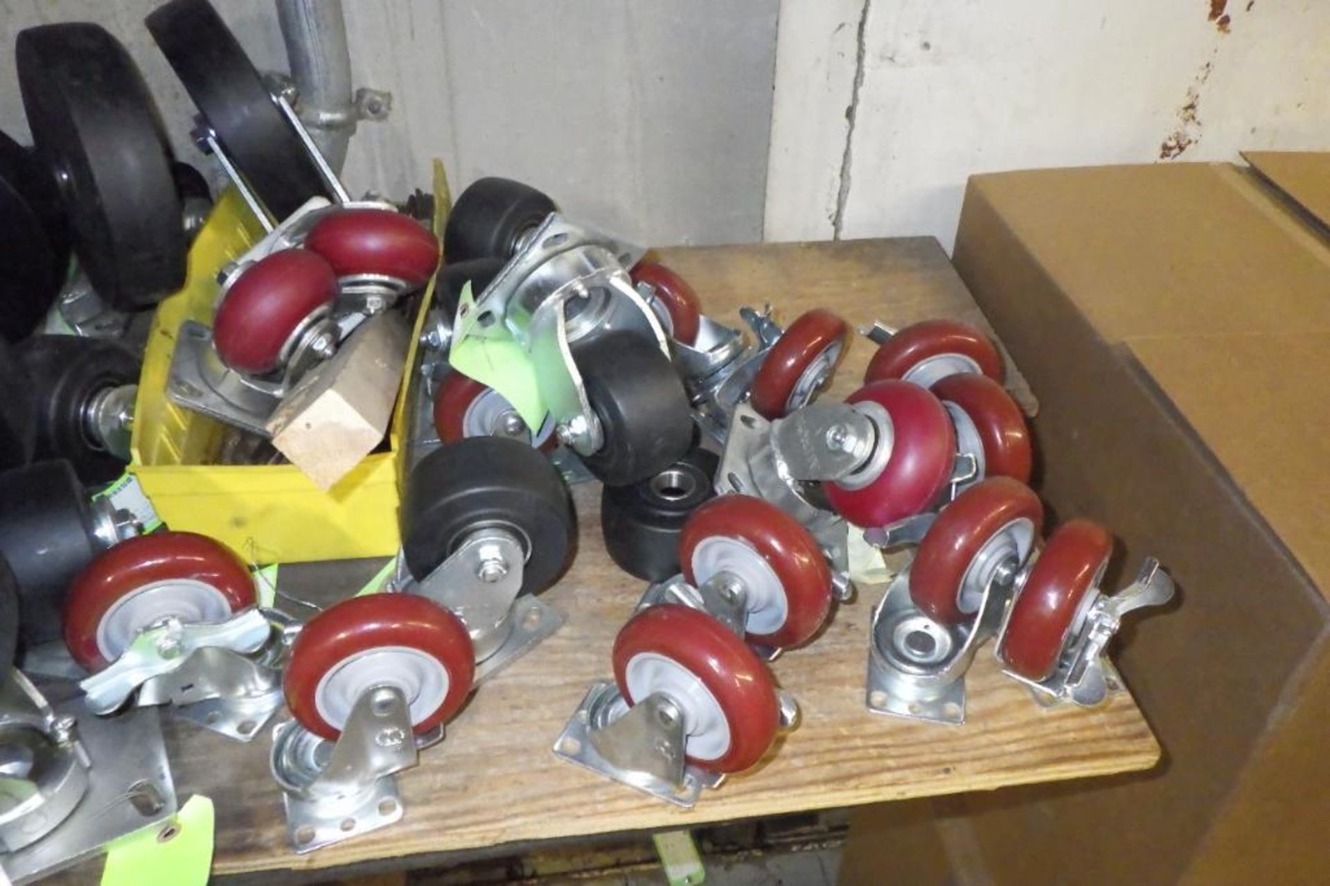 Lot of assorted casters - Image 2 of 5