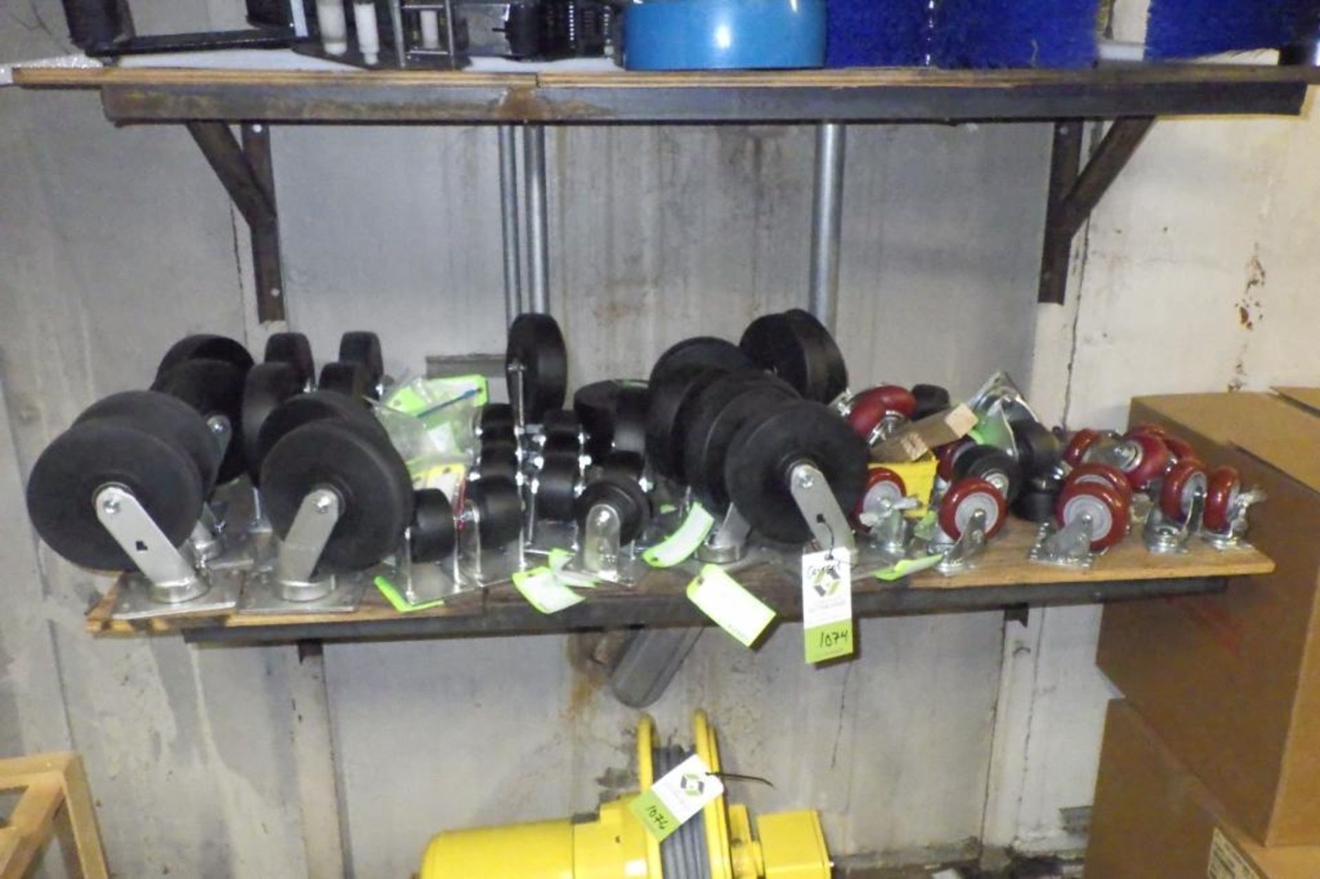 Lot of assorted casters
