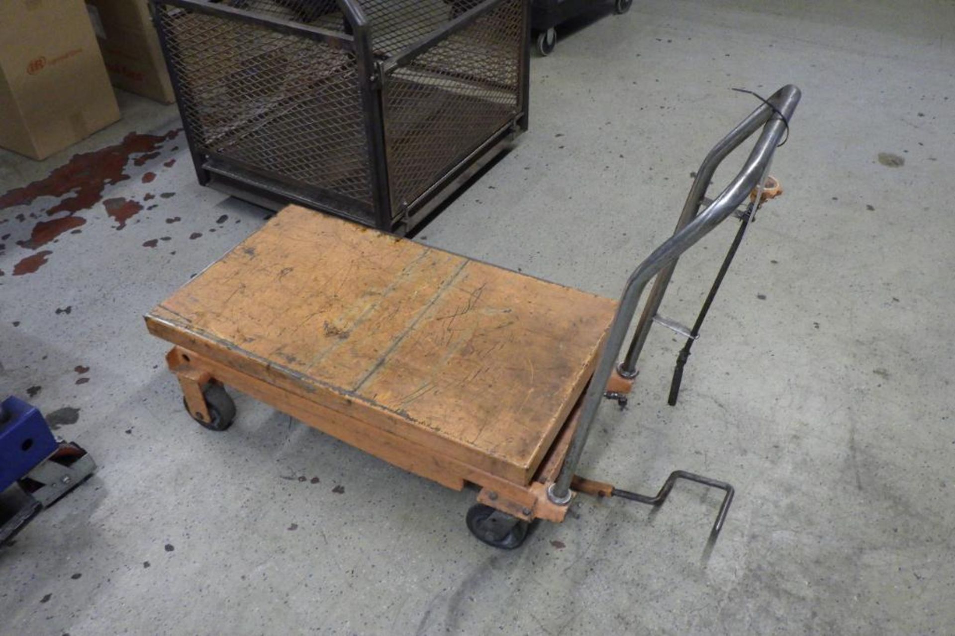 Scissor lift cart