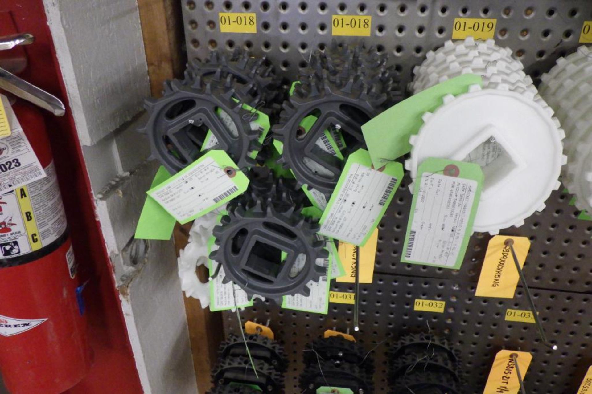 Lot of assorted plastic conveyor sprockets - Image 10 of 13
