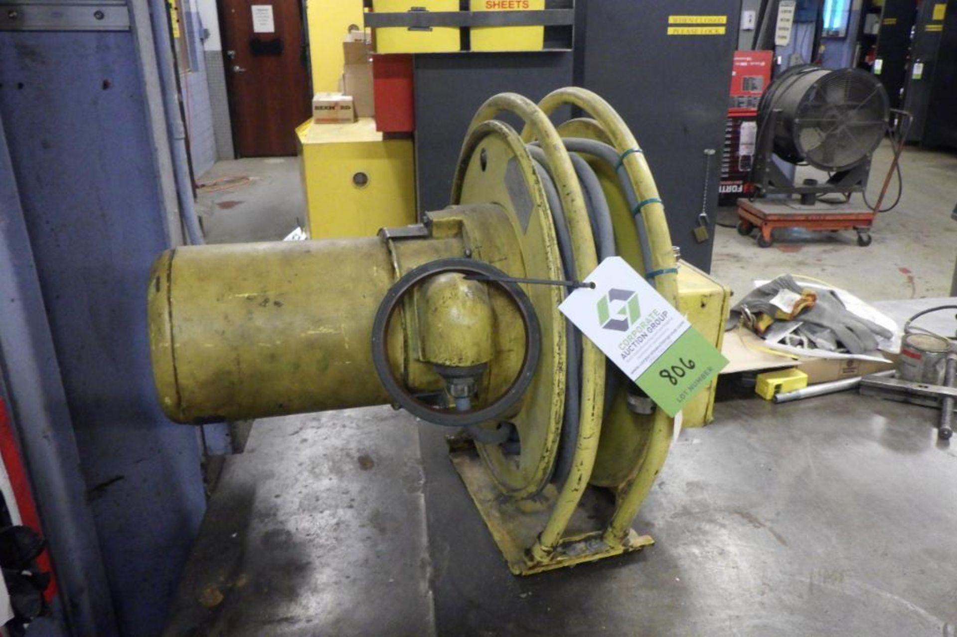 Electric air hose reel with air hose