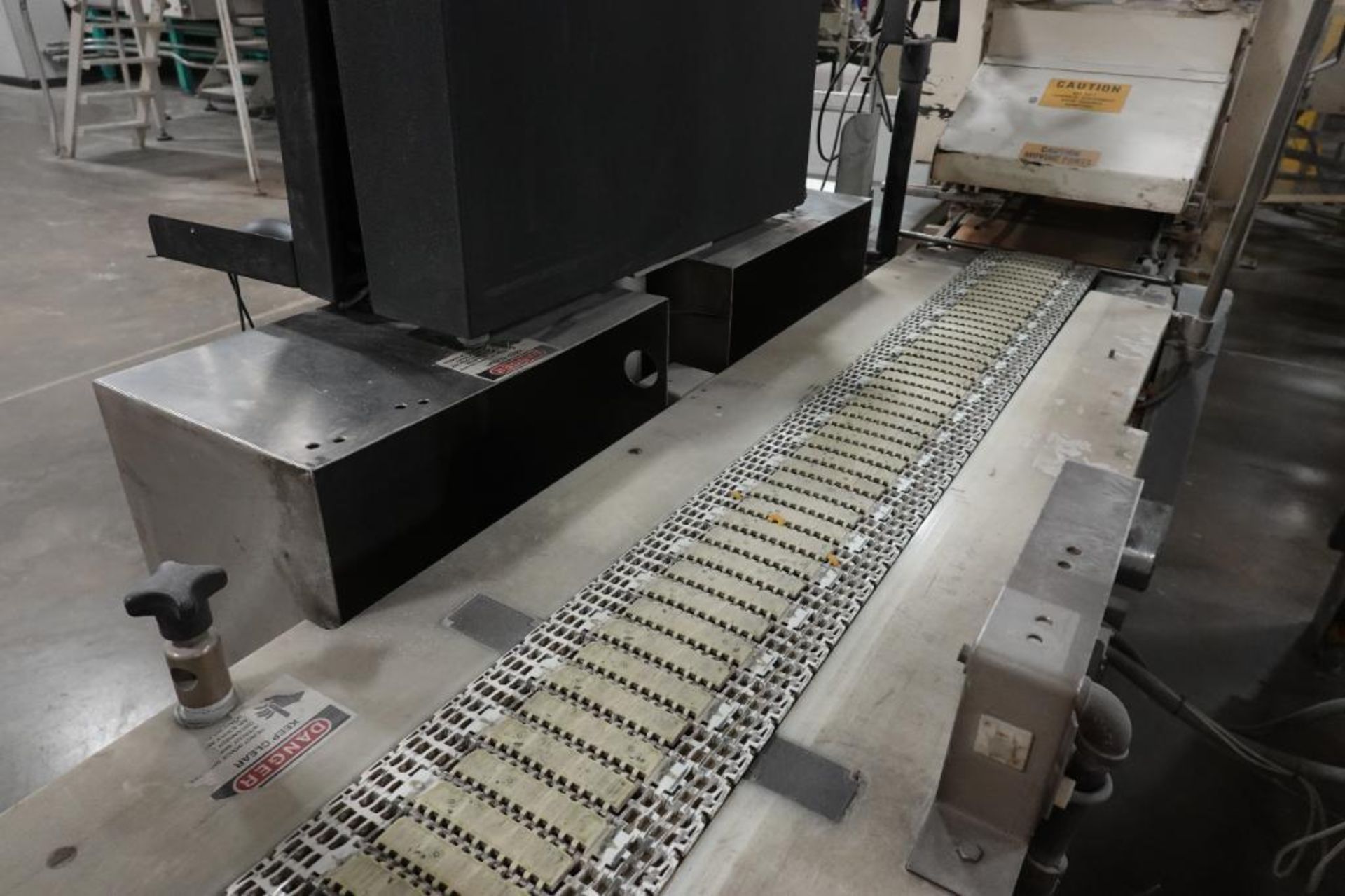 Safeline metal detector with conveyor - Image 8 of 12