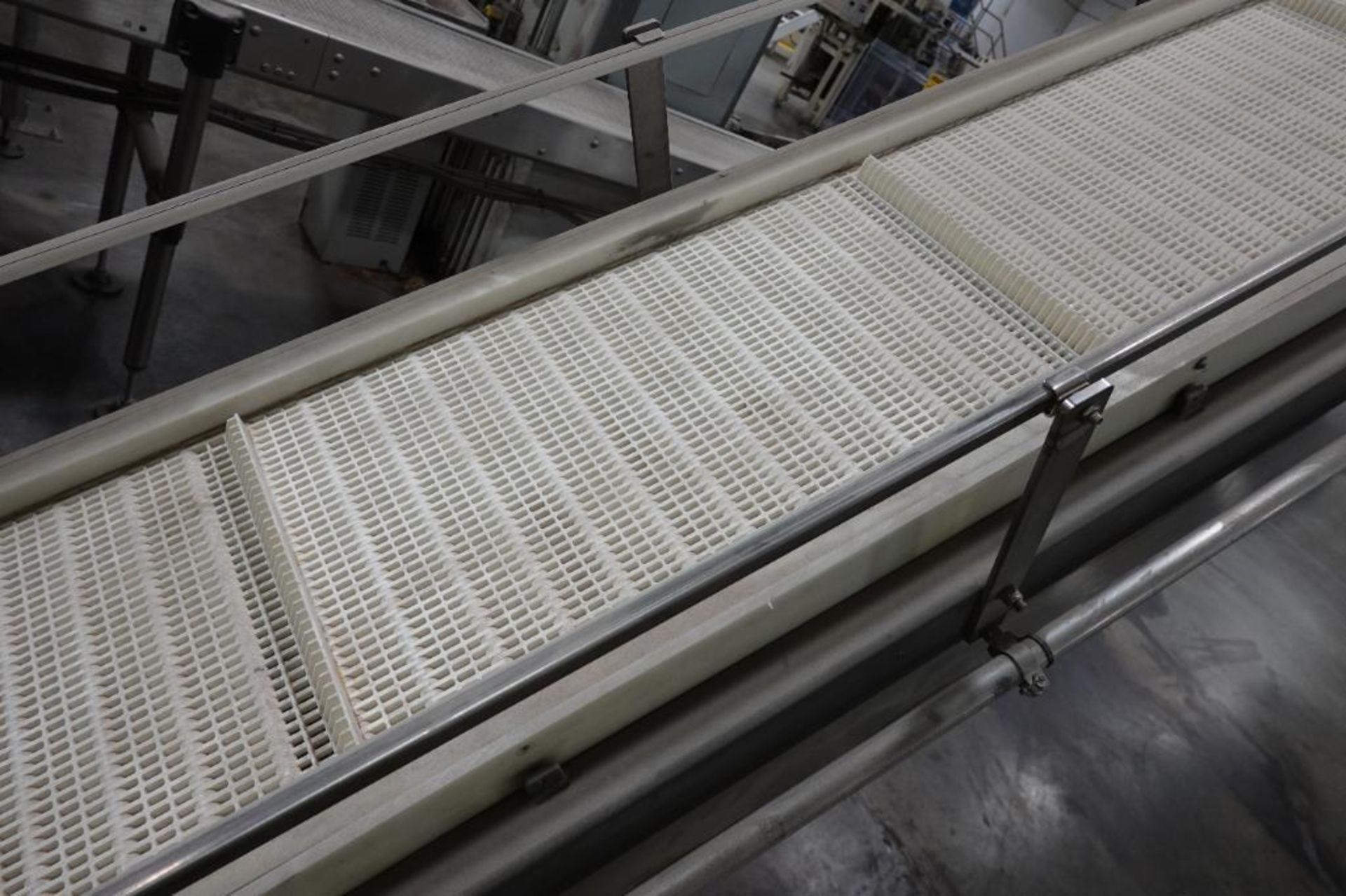 Incline cleated belt conveyor - Image 3 of 8