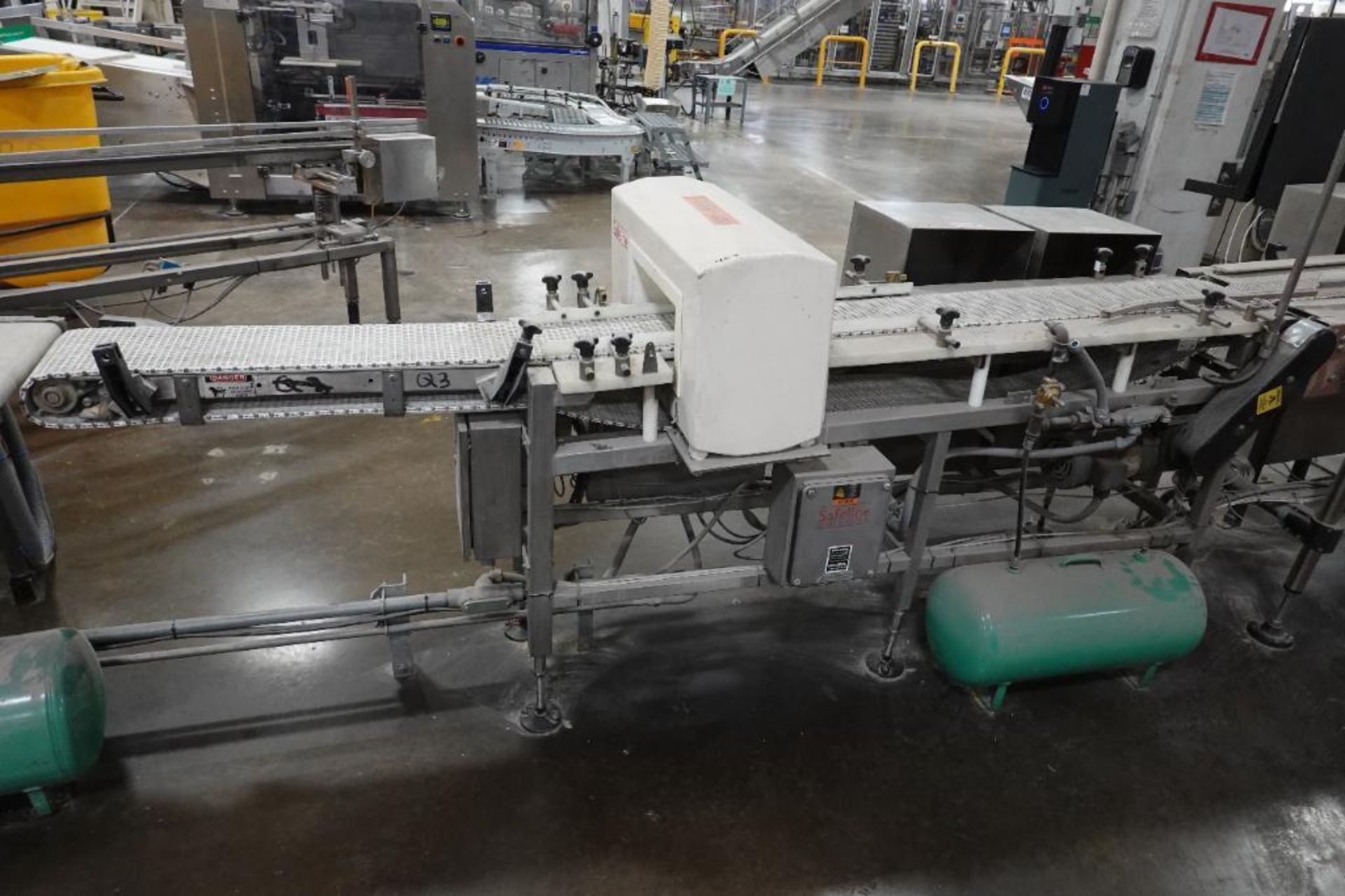 Safeline metal detector with conveyor - Image 9 of 11