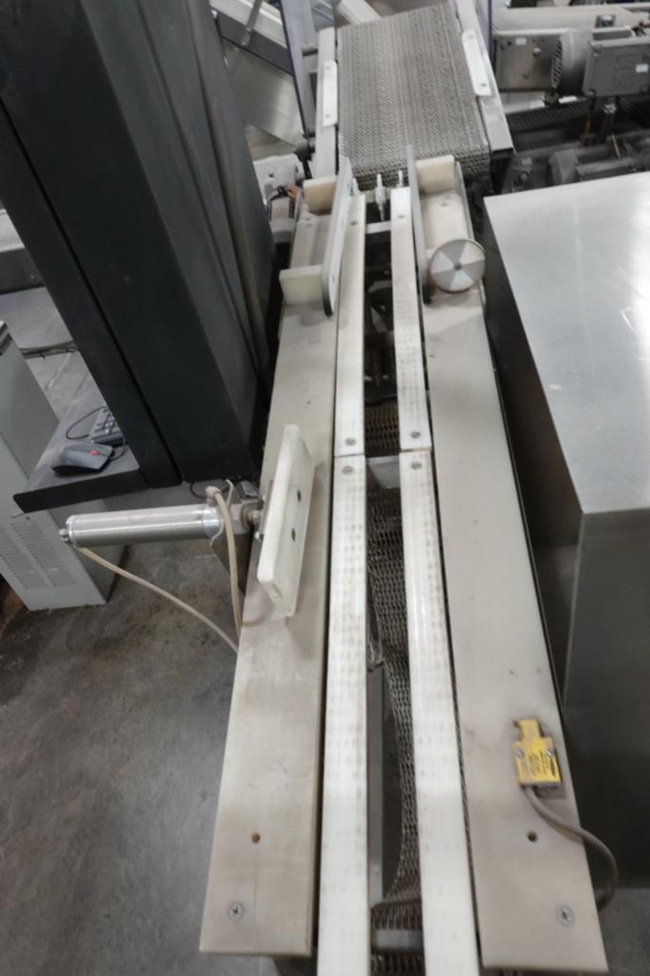 Safeline metal detector with conveyor - Image 7 of 7