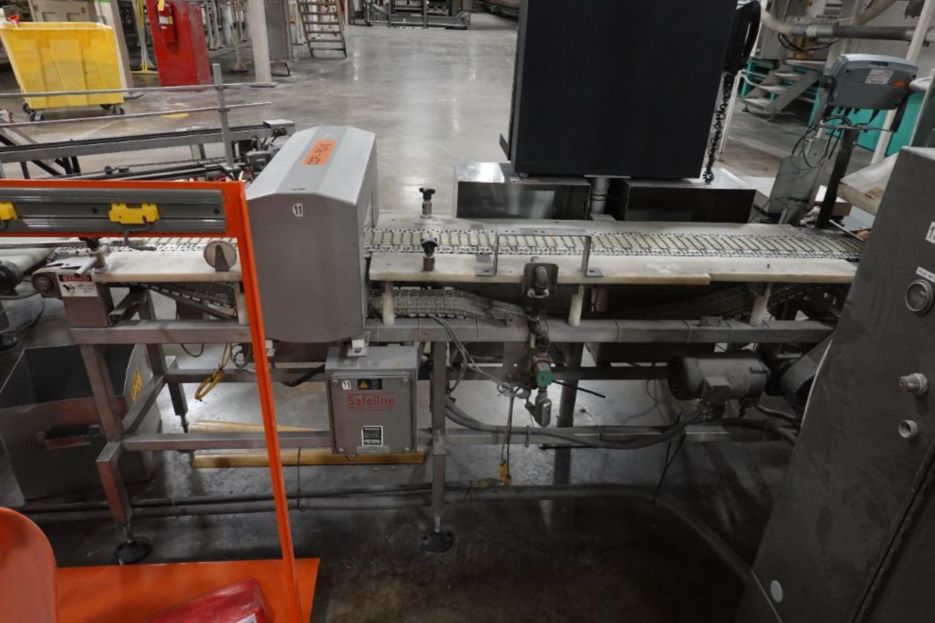 Safeline metal detector with conveyor - Image 9 of 12