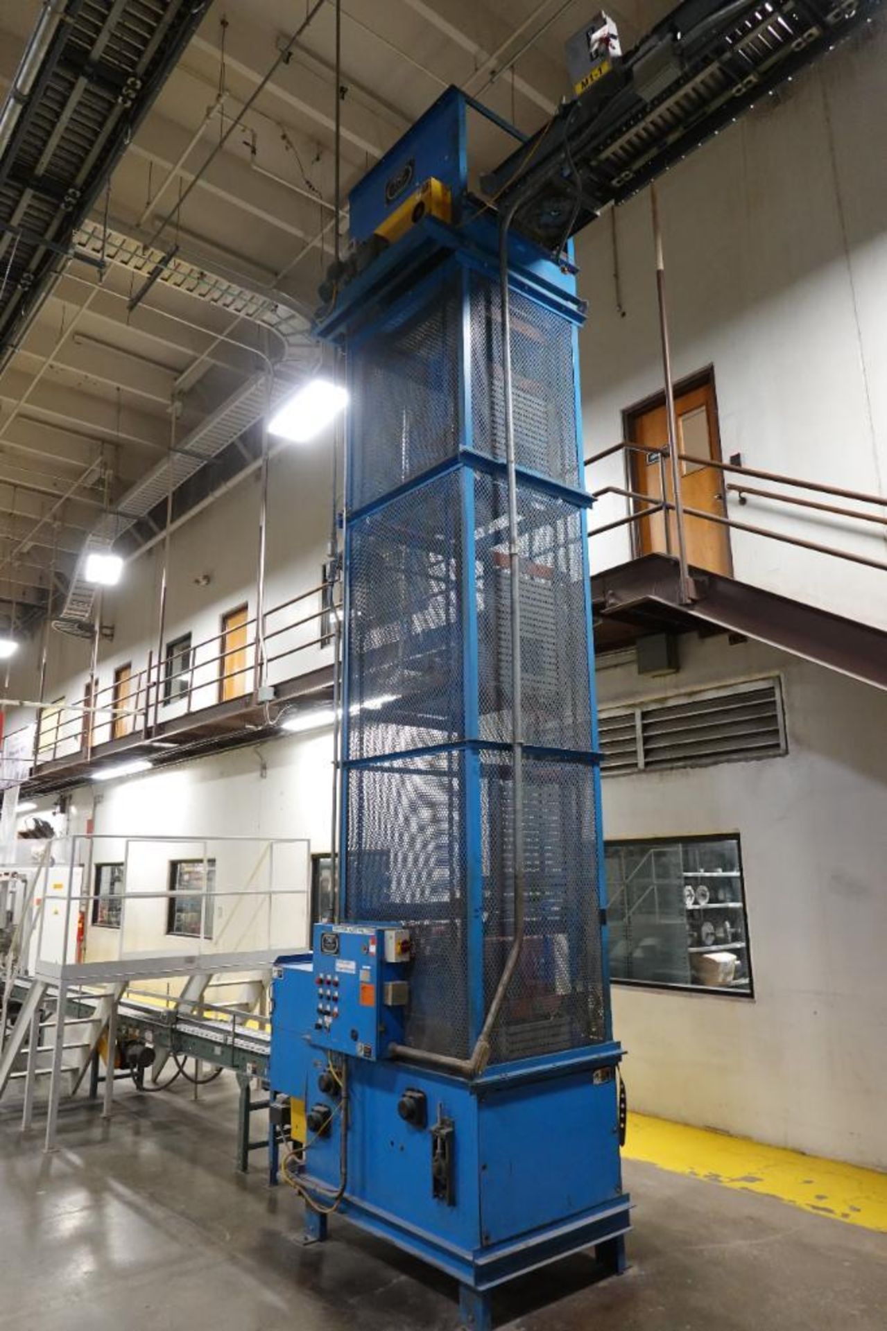 TKF Conveyors case elevator - Image 3 of 8