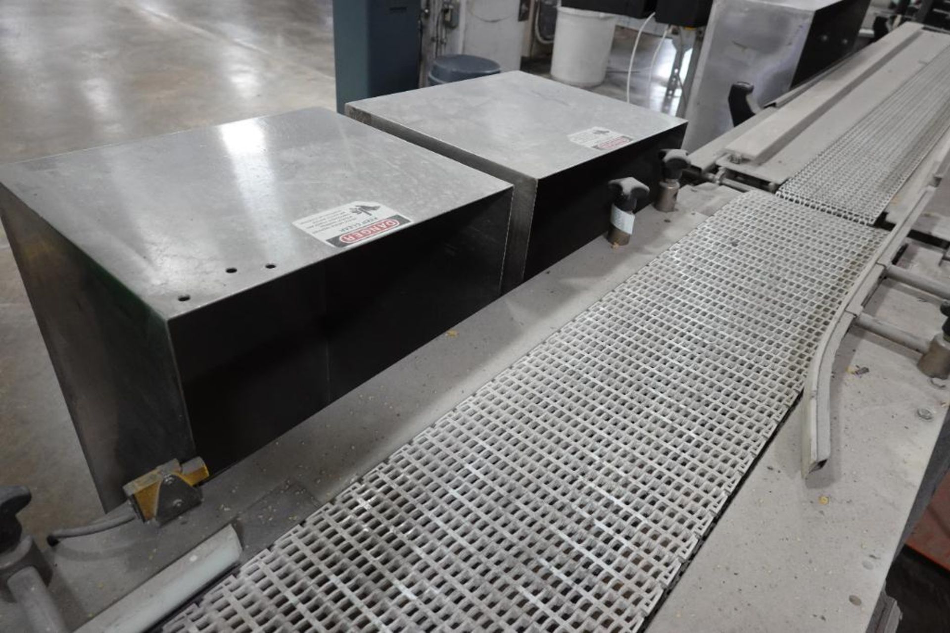 Safeline metal detector with conveyor - Image 8 of 11