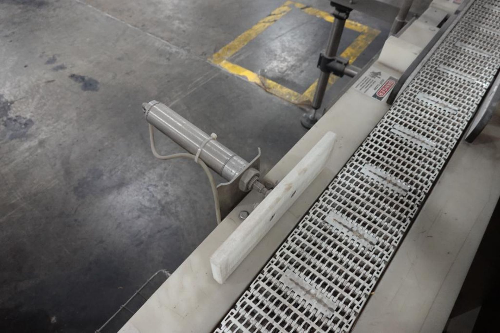 Safeline metal detector with conveyor - Image 5 of 8
