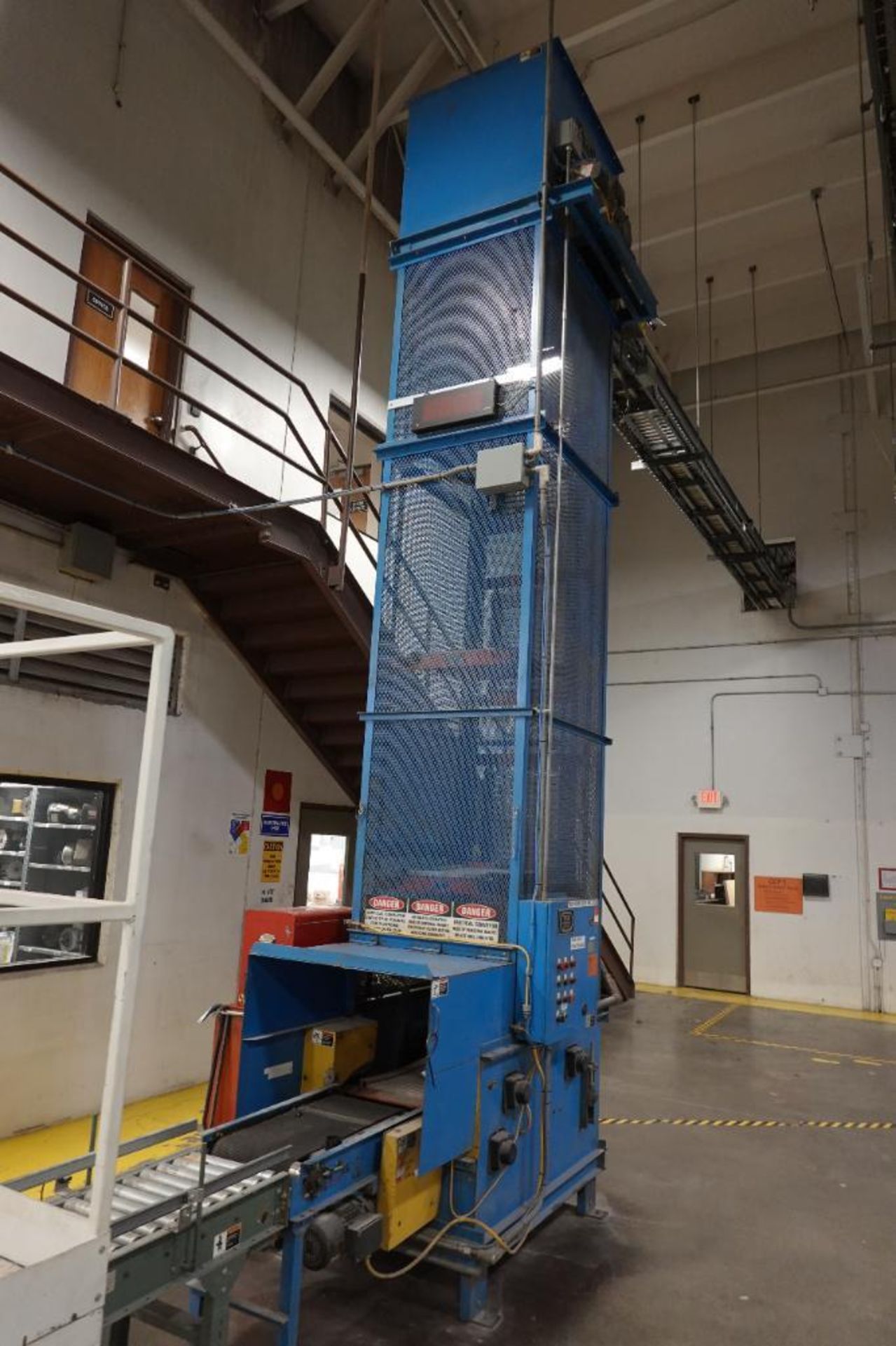 TKF Conveyors case elevator - Image 2 of 8