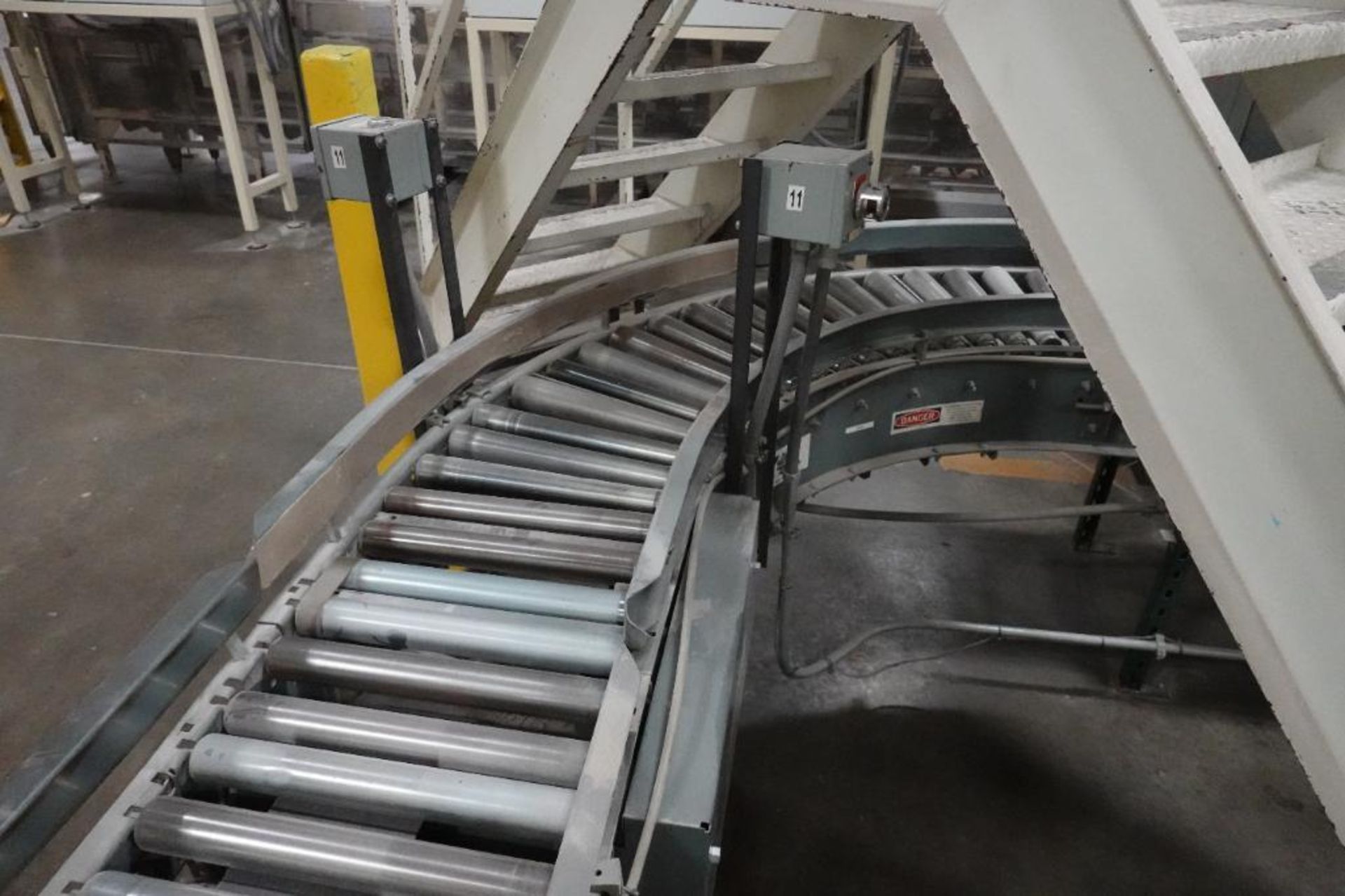 Alvey 90 degree powered roller conveyor - Image 3 of 9