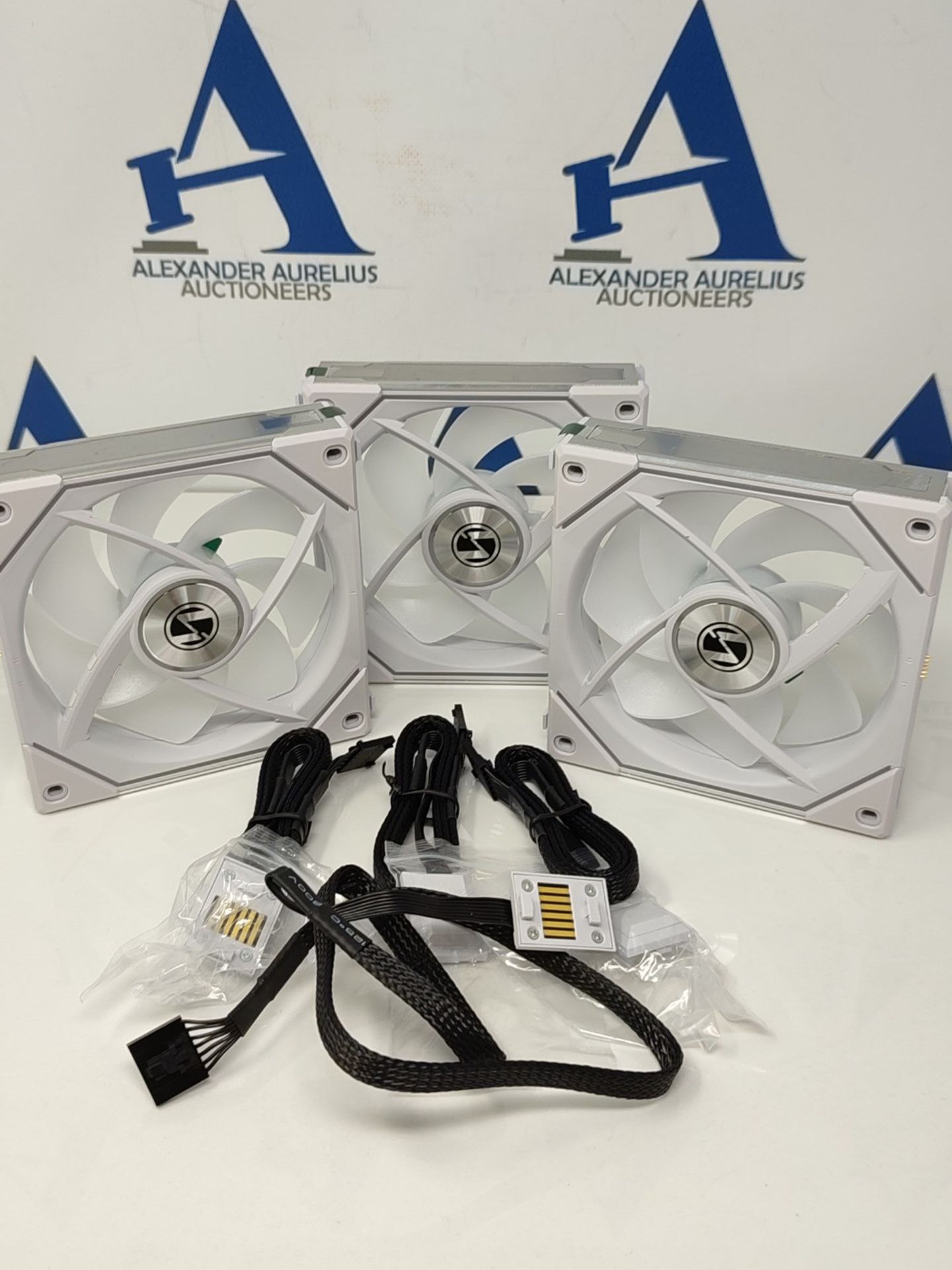 RRP £105.00 Lian-Li UNI FAN SL-INF 120 ARGB PWM, 3er Pack inkl. Controller - 120mm, weiß - Image 2 of 3