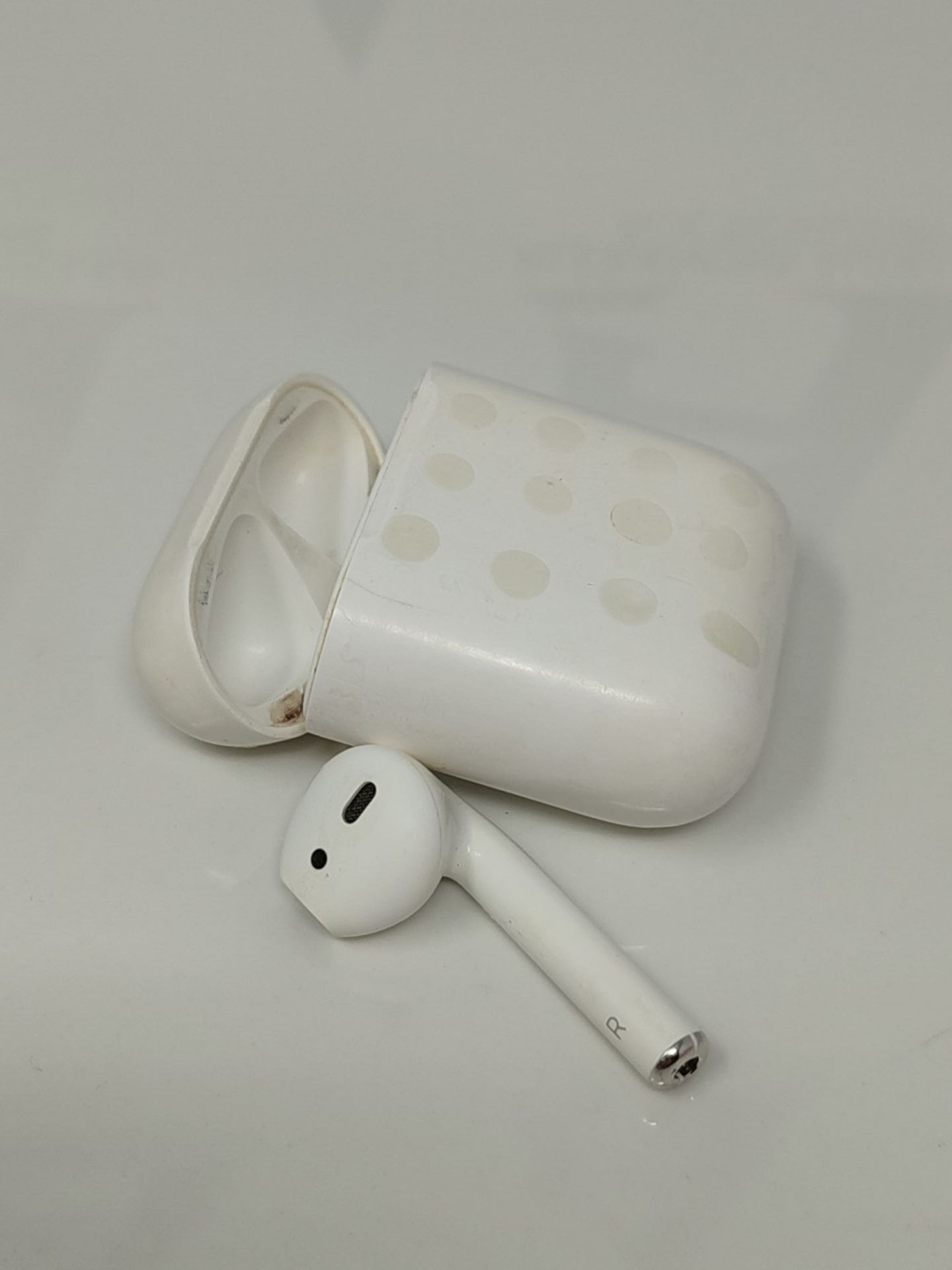 RRP £129.00 [INCOMPLETE] Apple AirPods with wired Charging Case (2nd generation)