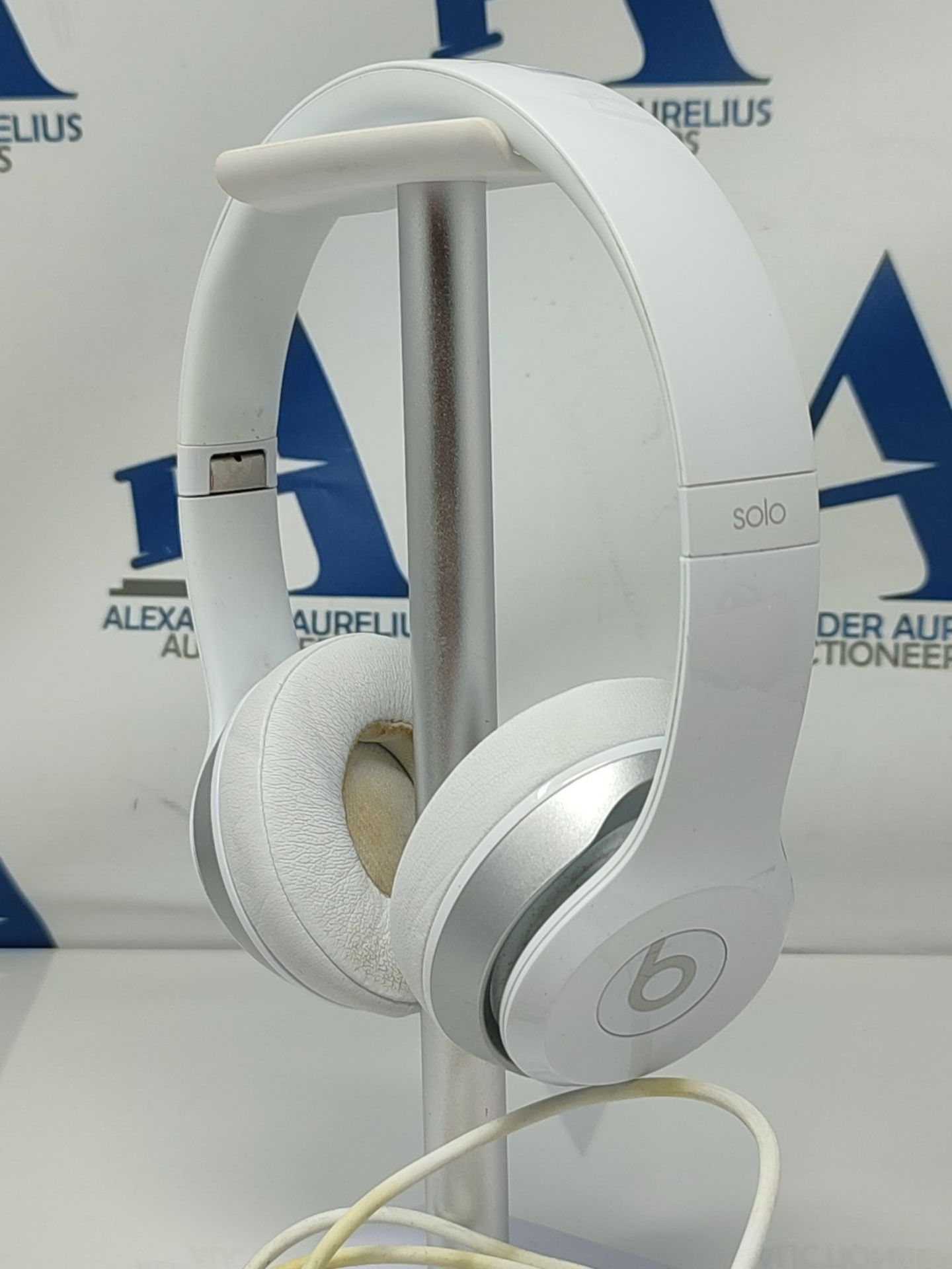 RRP £190.00 Beats Solo2 - On Ear Headphones White - Image 3 of 3