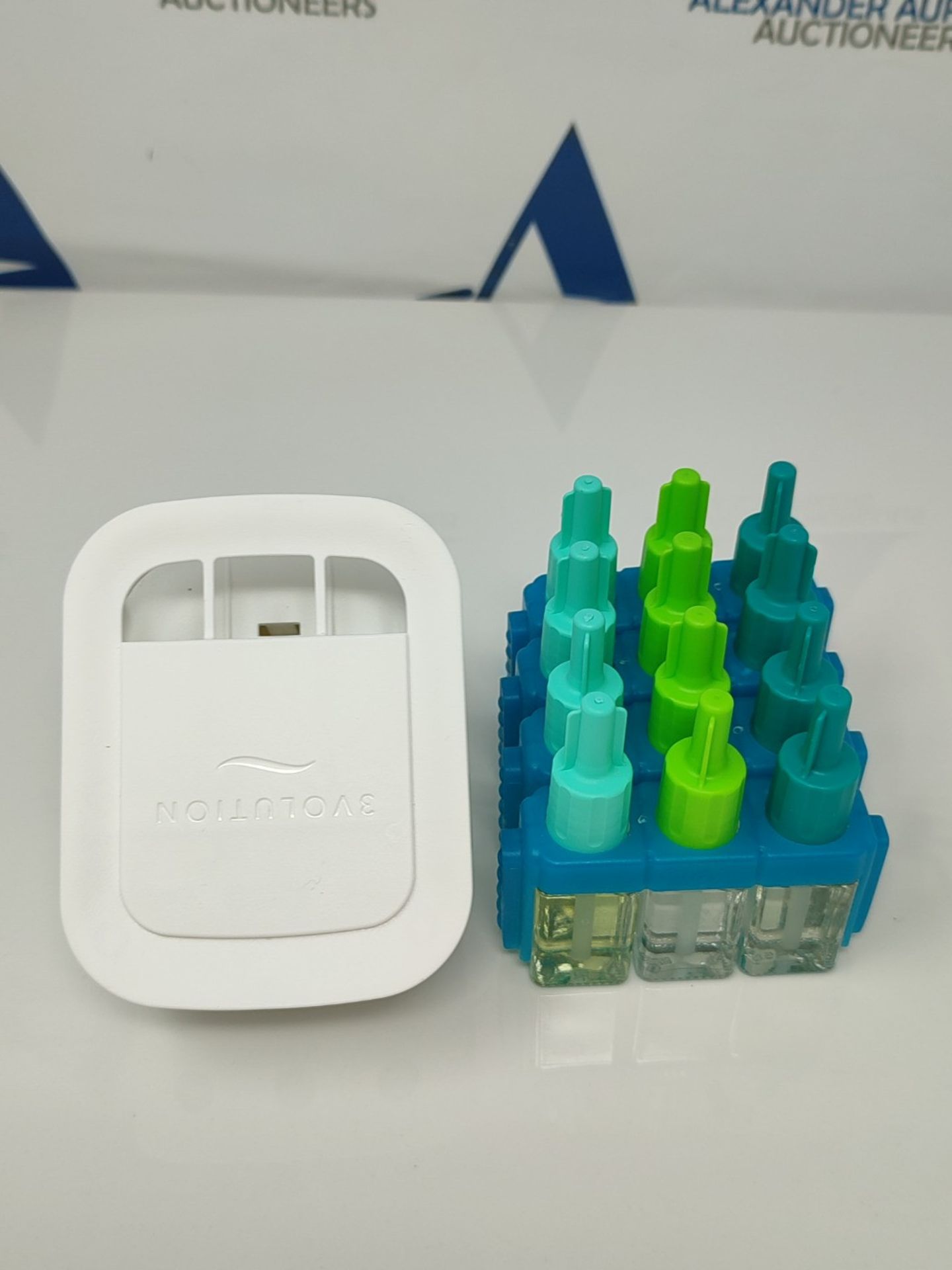Febreze 3Volution Plug In Air Freshener Starter Kit + 4 Refills, Odour Eliminator & Ba - Image 2 of 3
